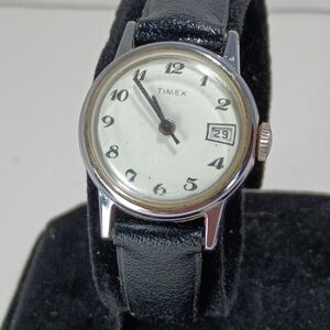 VINTAGE LADIES' TIMEX WIND UP WATCH - THICK CRYSTAL -
